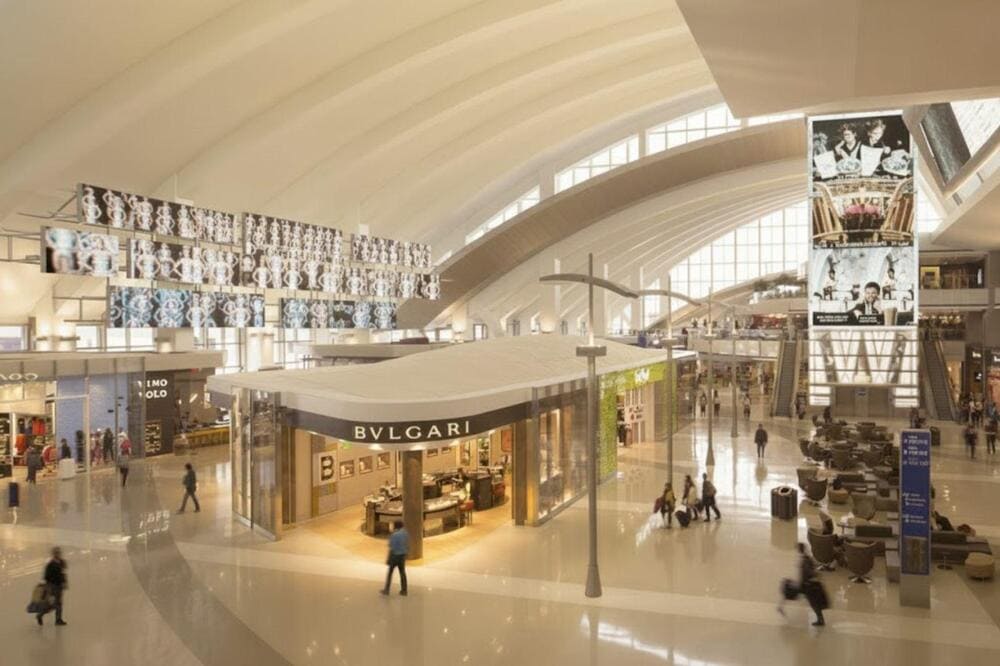 Khu vực nhà ga hành khách thoáng đãng với nhiều tiện ích, mang đến sự thoải mái trong suốt hành trình